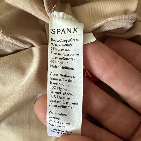 Spanx Molded Cup Bodysuit Womens Size M Convertible Straps Slimming Shape Wear - Picture 11 of 12